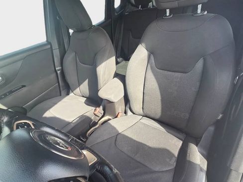Used 2016 Jeep Renegade Latitude FWD image 11