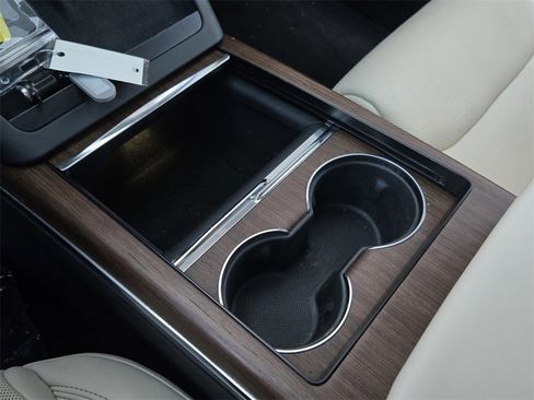 Used 2022 Tesla Model S image 18