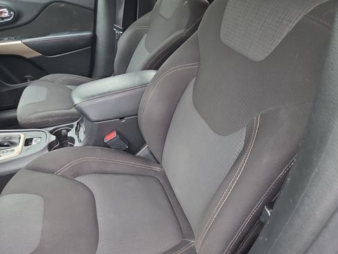 Used 2017 Jeep Cherokee Latitude w/ Safety/Convenience Group AWD/4WD image 15