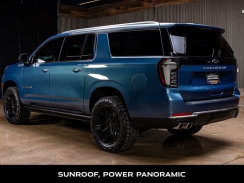 Used 2025 Chevrolet Suburban High Country image 7