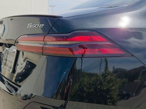 New 2026 BMW 550e xDrive w/ Premium Package image 4