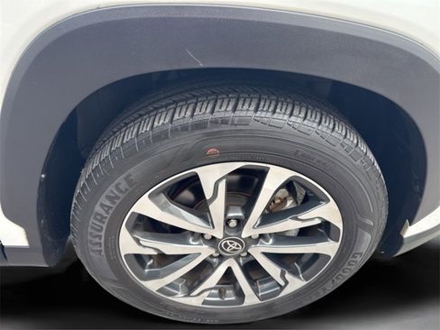 Used 2023 Toyota Corolla Cross XLE image 27