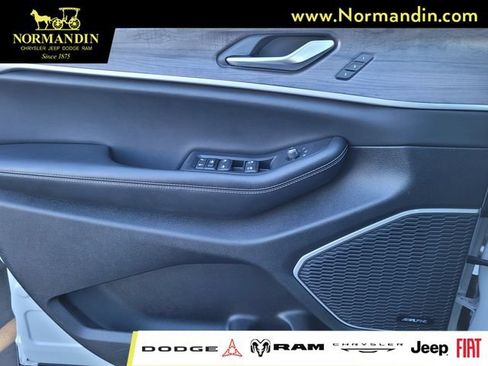 Used 2023 Jeep Grand Cherokee 30th Anniversary AWD/4WD image 13