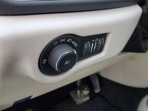 Used 2024 Chrysler Pacifica Touring-L FWD image 9