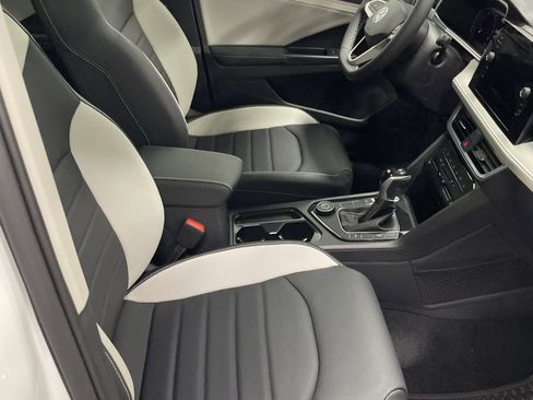 New 2025 Volkswagen Taos SEL image 10