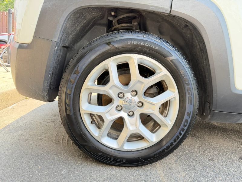 Used 2017 Jeep Renegade Latitude FWD image 34