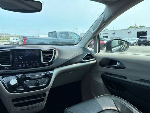 Used 2019 Chrysler Pacifica Limited FWD image 23