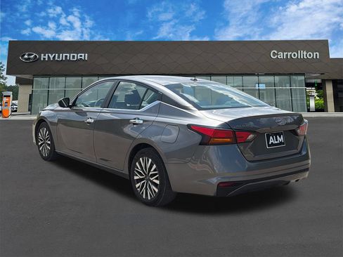 Used 2025 Nissan Altima 2.5 SV FWD image 7