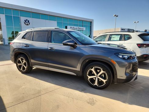 Certified 2025 Volkswagen Tiguan SE image 8