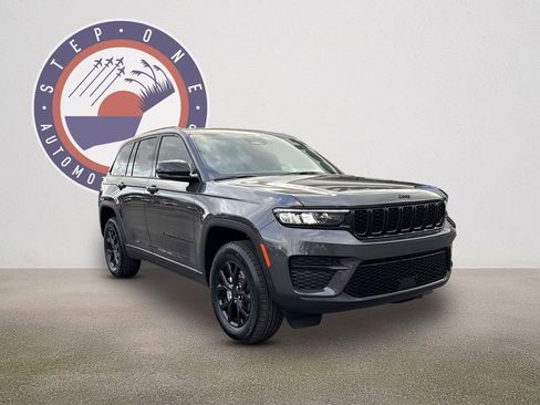 New 2025 Jeep Grand Cherokee Laredo image 2