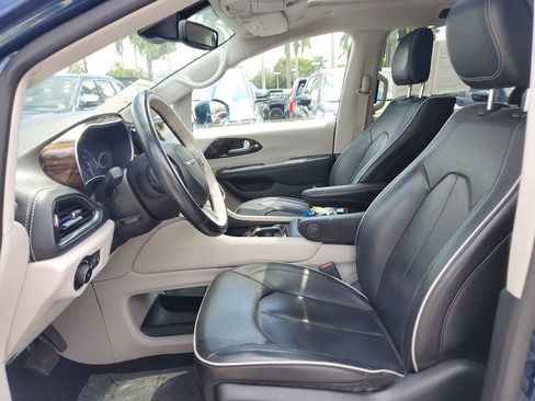 Used 2021 Chrysler Pacifica Limited w/ Uconnect Theater Family Group image 17