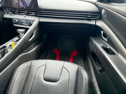 Used 2022 Hyundai Elantra Limited FWD image 16