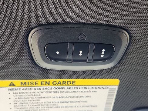 Used 2025 Chrysler Pacifica Limited FWD image 9