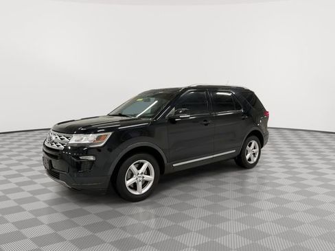 Used 2018 Ford Explorer XLT w/ Equipment Group 202A image 5