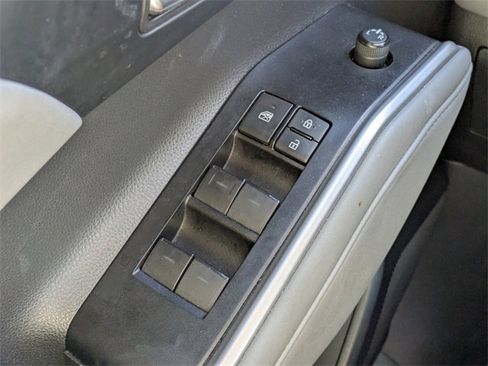 Used 2021 Toyota Highlander XLE image 31