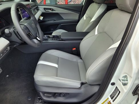 New 2025 Toyota Camry SE image 11