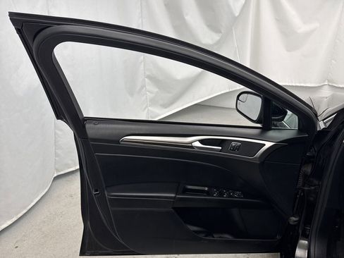 Used 2018 Ford Fusion SE w/ Fusion SE Technology Package image 11