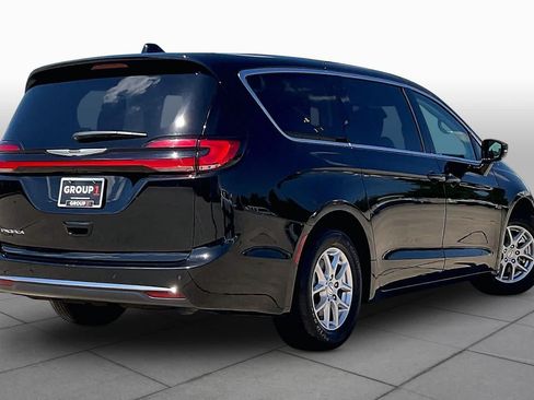 Used 2024 Chrysler Pacifica Touring-L FWD image 11