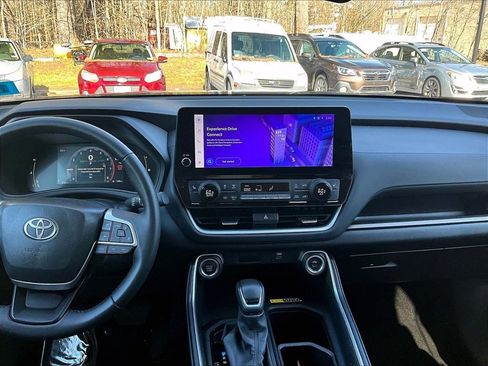 Used 2024 Toyota Grand Highlander AWD image 19
