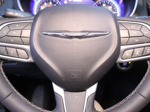 Used 2025 Chrysler Pacifica Select image 21