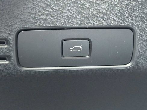 Used 2025 Volvo XC40 B5 Plus w/ Climate Package image 31