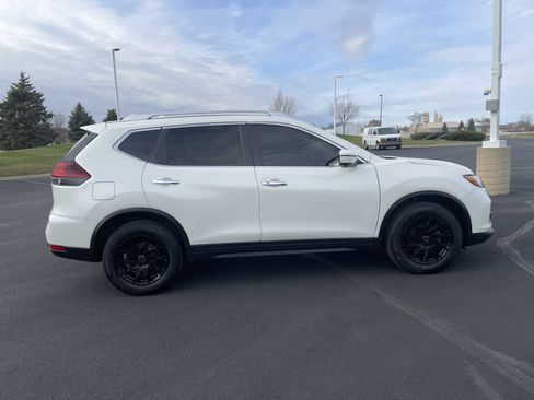 Used 2018 Nissan Rogue SV w/ Premium Package image 6