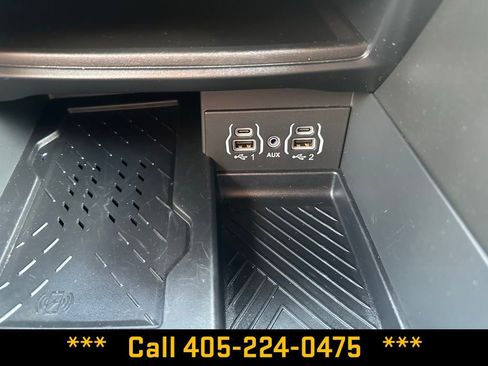 Used 2025 Chrysler Pacifica Limited FWD image 28