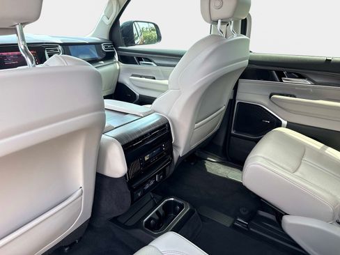 Used 2023 Jeep Wagoneer Series II w/ Convenience Group I AWD/4WD image 16