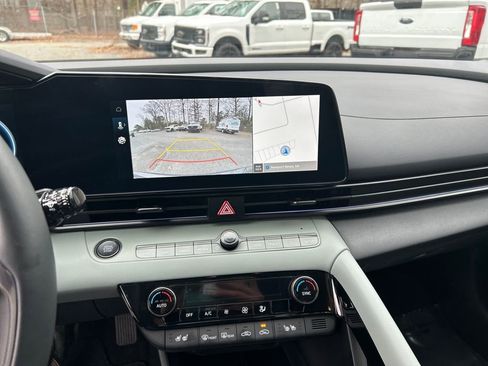 Certified 2025 Hyundai Elantra Limited image 17
