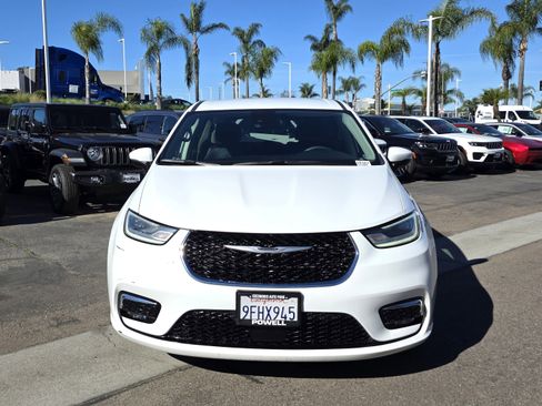 Used 2023 Chrysler Pacifica Touring-L image 7