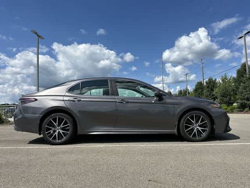 Used 2021 Toyota Camry SE FWD image 3