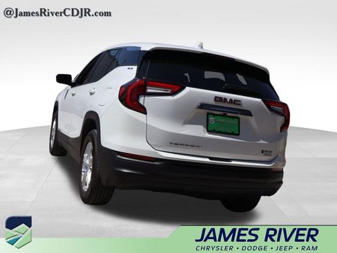 Used 2024 GMC Terrain SLE FWD image 3