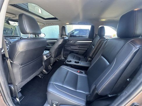 Used 2019 Toyota Highlander XLE image 15