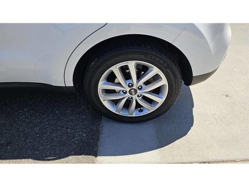 Used 2017 Kia Soul + image 9