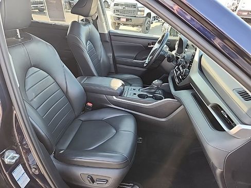 Used 2021 Toyota Highlander XLE AWD/4WD image 45