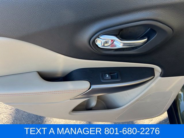 Used 2019 Jeep Cherokee Latitude w/ Cold Weather Group FWD image 32
