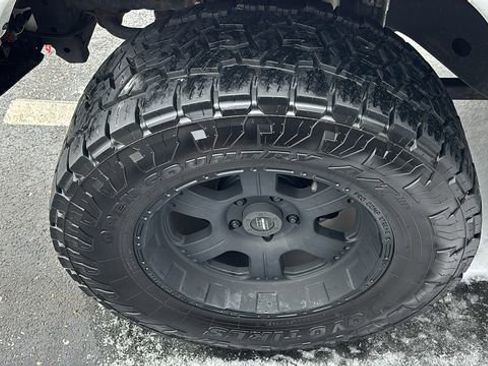 Used 2017 Jeep Wrangler Unlimited Sahara w/ Connectivity Group image 32