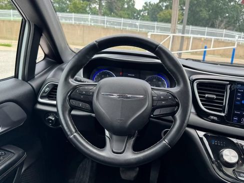 Used 2018 Chrysler Pacifica Touring-L Plus FWD image 14