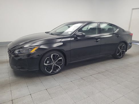 Used 2023 Nissan Altima 2.5 SR w/ SR Premium Package FWD image 2