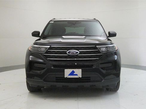 Used 2023 Ford Explorer XLT image 2