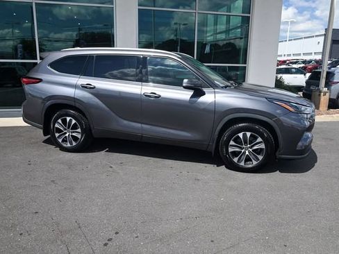 Used 2022 Toyota Highlander XLE AWD/4WD image 6