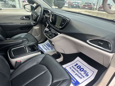 Used 2023 Chrysler Pacifica Touring-L FWD image 22