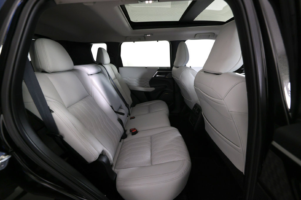 Used 2025 Mitsubishi Outlander AWD image 11