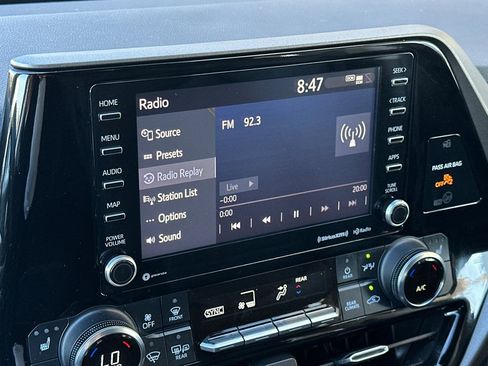 Used 2022 Toyota Highlander XLE image 19