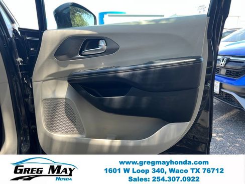 Used 2022 Chrysler Pacifica Touring-L FWD image 12