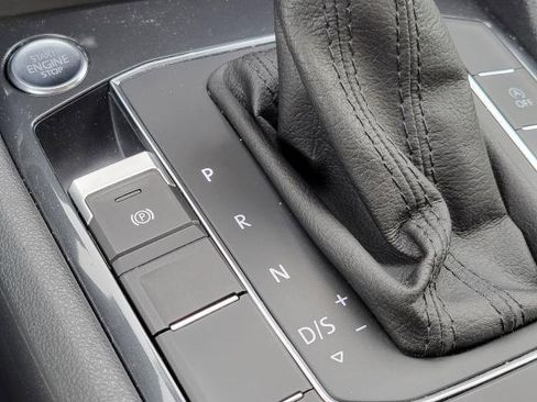 Used 2020 Volkswagen Tiguan SE image 31