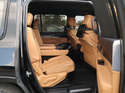 Used 2023 Jeep Grand Wagoneer Series III w/ Rear Seat Video Group 1 AWD/4WD image 24