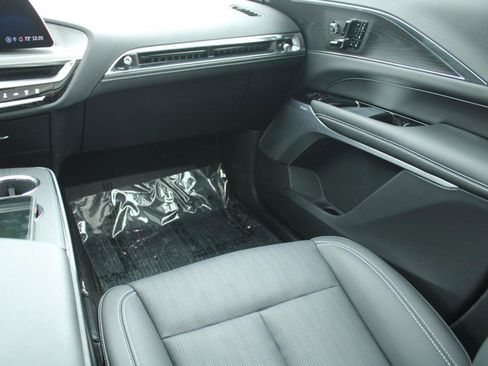 Used 2025 Cadillac Lyriq Luxury w/ LPO, Floor Liner Package AWD/4WD image 16