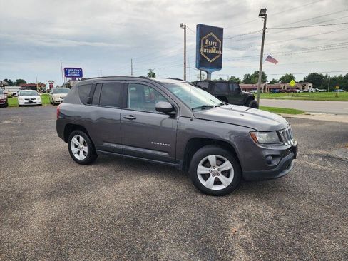 Used 2014 Jeep Compass Latitude FWD image 2
