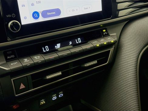 Used 2025 Toyota Camry SE w/ Convenience Package FWD image 26